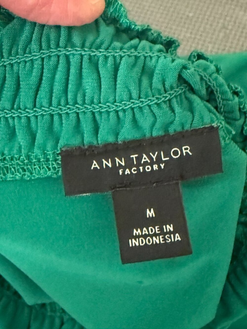 Ann Taylor Factory Women's Smocked Mock-Neck Blouse Size Medium- Emerald Green - Picture 6 of 12